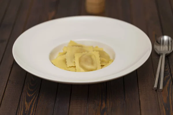 Ravioli Con Parmigiano Piatto — Foto Stock