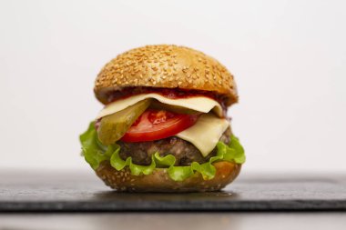 Ev yapımı burger Dana pirzola, çedar, marul ve sebze kayrak Yönetim Kurulu.