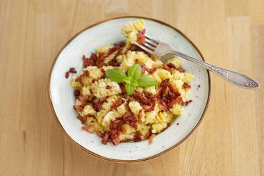 Makarna carbonara pastırma, yumurta ve Parmesan peyniri ile
