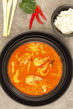 Tay ekşi baharatlı çorba Tom Yam karides ile