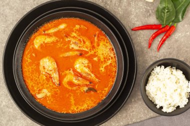 Tay ekşi baharatlı çorba Tom Yam karides ile