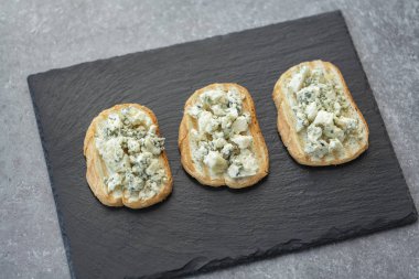 Sandviç, mavi peynir, bal ve çam fıstığı ile ızgara baget