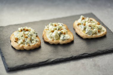 Sandviç, mavi peynir, bal ve çam fıstığı ile ızgara baget