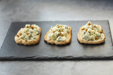 Sandviç, mavi peynir, bal ve çam fıstığı ile ızgara baget