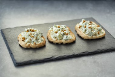 Sandviç, mavi peynir, bal ve çam fıstığı ile ızgara baget