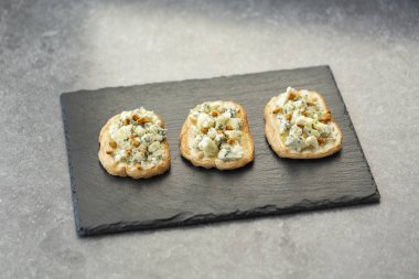 Sandviç, mavi peynir, bal ve çam fıstığı ile ızgara baget