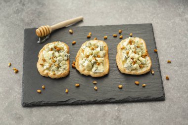 Sandviç, mavi peynir, bal ve çam fıstığı ile ızgara baget