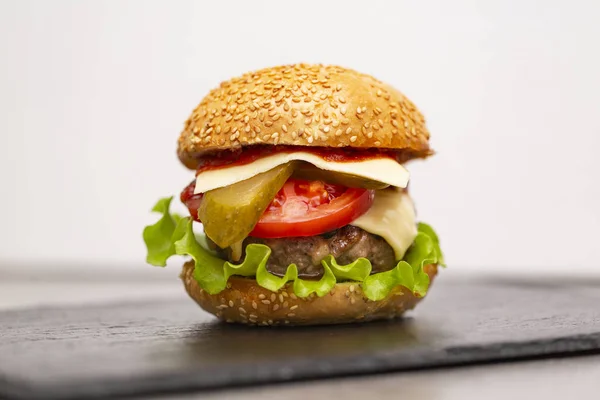 Domowy Burger Kotlet Wołowiny Cheddar Sałaty Warzyw Pokładzie Łupek — Zdjęcie stockowe