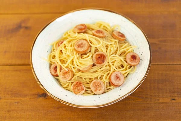 Spaghetti Pasta Con Salsiccia Fritta Piatto Sul Tavolo — Foto Stock