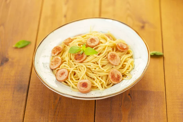 Spaghetti Pasta Con Salsiccia Fritta Piatto Sul Tavolo — Foto Stock