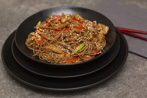 Fideos Fritos Con Verduras Pollo Sésamo Tazón Negro Fondo Gris —  Fotos de Stock