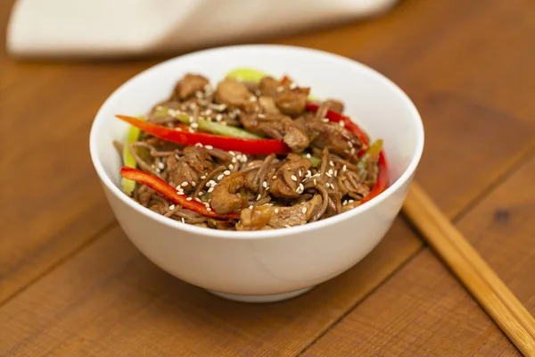 Asiatische Nudeln Mit Huhn Gemüse Und Sesam Rustikaler Holzhintergrund Stäbchen — Stockfoto