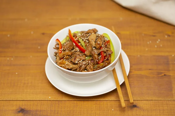 Asiatische Nudeln Mit Huhn Gemüse Und Sesam Rustikaler Holzhintergrund Stäbchen — Stockfoto