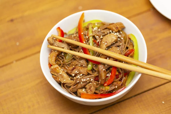 Asiatische Nudeln Mit Huhn Gemüse Und Sesam Rustikaler Holzhintergrund Stäbchen — Stockfoto