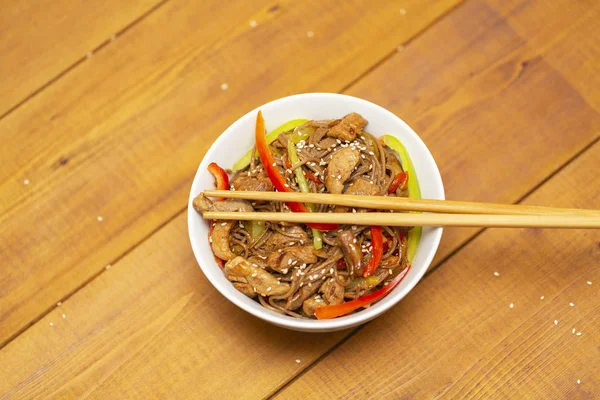 Asiatische Nudeln Mit Huhn Gemüse Und Sesam Rustikaler Holzhintergrund Stäbchen — Stockfoto