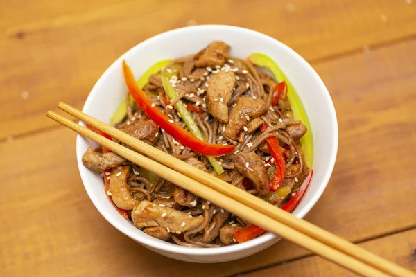 Asiatische Nudeln Mit Huhn Gemüse Und Sesam Rustikaler Holzhintergrund Stäbchen — Stockfoto