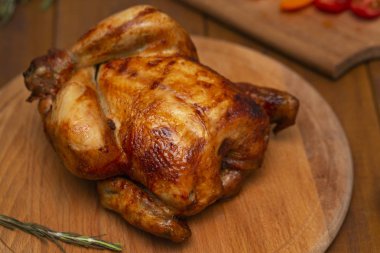 Kesme tahtası üzerinde kavrulmuş tavuk.