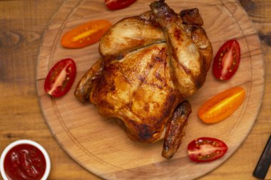 Kesme tahtası üzerinde kavrulmuş tavuk.