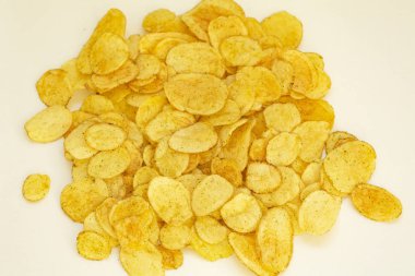 Beyaz arkaplanda patates cipsi