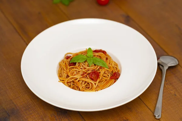 신선한 질으로 이탈리아 스파게티 파스타 나뭇잎 토마토 야채와 — 스톡 사진