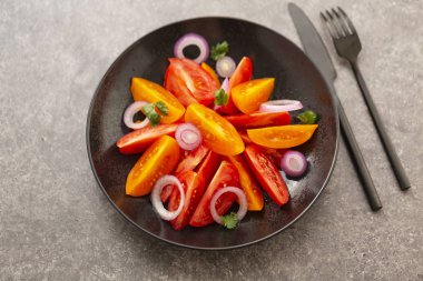 Taze domates salatası soğan, maydanoz, baharatlar ve zeytin yağı