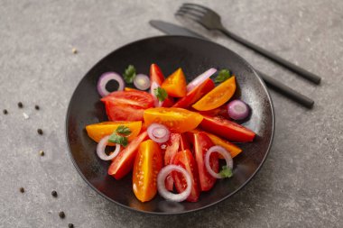 Taze domates salatası soğan, maydanoz, baharatlar ve zeytin yağı