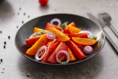 Taze domates salatası soğan, maydanoz, baharatlar ve zeytin yağı