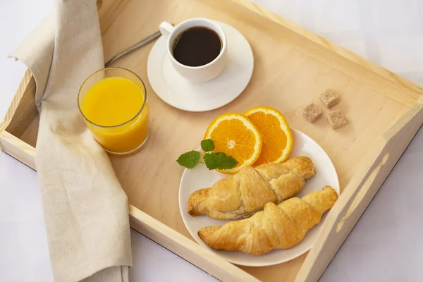与咖啡 吃牛角面包和果汁的床上早餐 — 图库照片