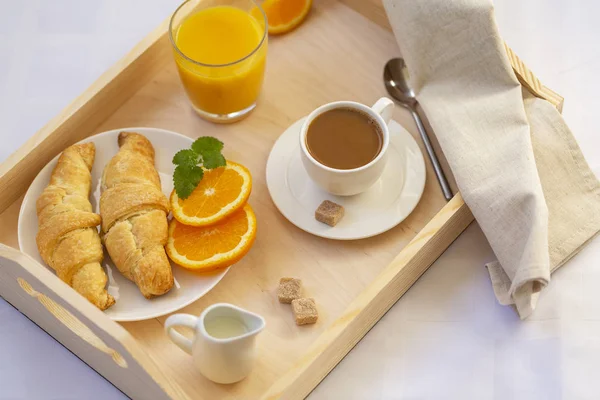 Café Manhã Cama Com Café Croissants Suco — Fotografia de Stock