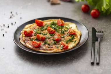 Domates ve otlar ile omlet. Lezzetli kahvaltı