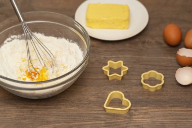 Noel kurabiyeleri için malzemeler pişiriyorum.