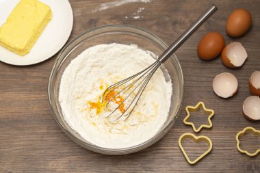 Noel kurabiyeleri için malzemeler pişiriyorum.