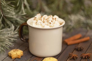 Kış sıcak Noel çikolata veya kakao ile marshmallow süslemeleri ile. Bir fincan sıcak çikolata şekerleme ve gingerbread bir Noel tablo ile.