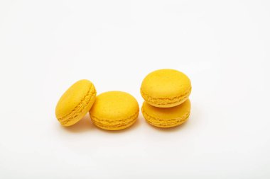 beyaz zemin üzerine sarı macaroons
