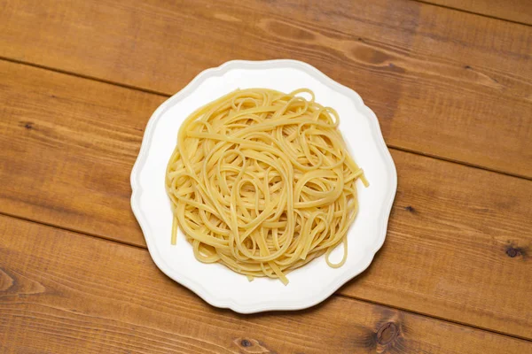 Beyaz plaka üzerinde pişmiş spagetti