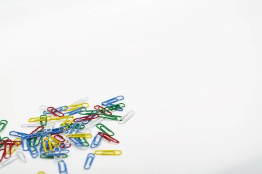 Beyaz arka plan üzerinde izole renkli ataç.