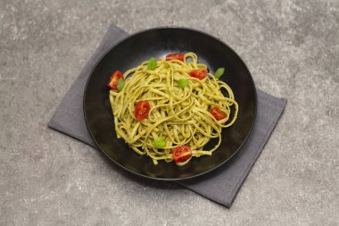 Vejetaryen Makarna spagetti fesleğen pesto ve kiraz domates ile.