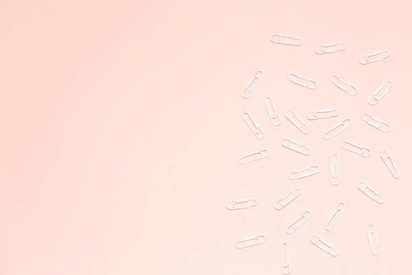 Pinzas Papel Blanco Sobre Fondo Rosa Pastel Espacio Para Copiar — Foto de Stock