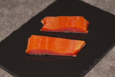 Ham taze lezzetli somon biftek üzerinde siyah arduvaz kaplamak yerleştirilir. Yaban Atlantik balık