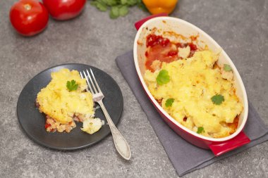 Pişirme çanağı karnabahar, domates ve peynir graten