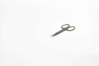 Beyaz bir arka plan üzerinde profesyonel manikür araçları. Manikür makas.