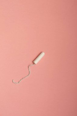Beyaz pembe arka plan üzerine tampon. Pink izole. Kadının hijyen ve sağlık