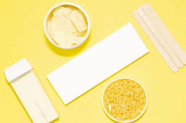 Spa kavramı. Düz renkli arka plan üzerinde epilasyonda kümesi yatıyordu. Epilasyon, Cilt Bakımı.