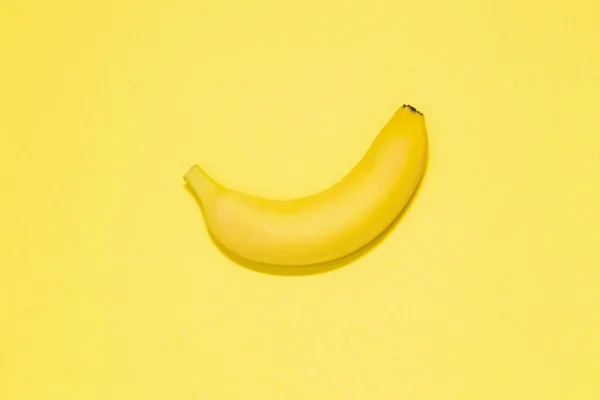 Banana Singola Fondo Giallo Vista Dall Alto Spazio Messaggi Concetto — Foto Stock