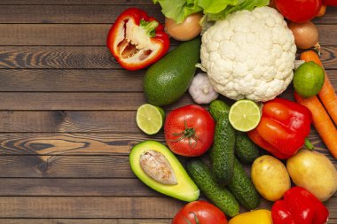 Ahşap masa üzerinde taze sebze çeşitleri ile düz yatıyordu kompozisyon. Ahşap masa üzerinde taze çiftçiler Bahçe sebze. Diyet kavramı. Metin için yer