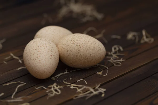 Ομάδα Τρία Αυγά Φρέσκια Γαλοπούλα Ένα Ξύλινο Τραπέζι — Φωτογραφία Αρχείου