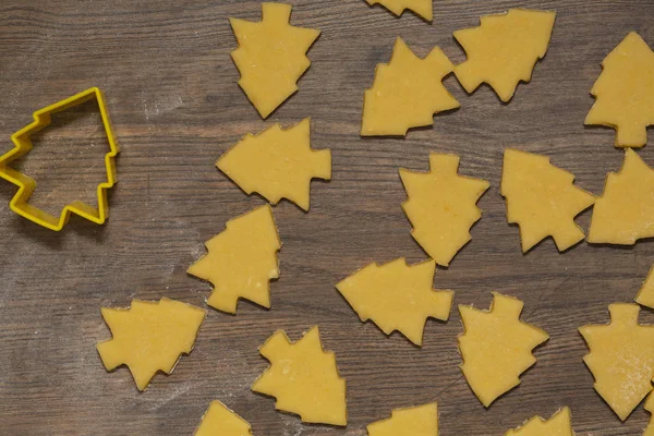 Preparazione Biscotti Allo Zenzero Taglio Biscotti Immaginati Forma Albero Natale — Foto Stock