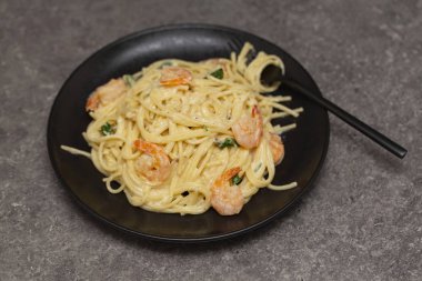 Leziz spagetti karides, krema sos ve peynir - İtalyan gıda tarzı