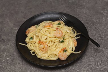 Leziz spagetti karides, krema sos ve peynir - İtalyan gıda tarzı