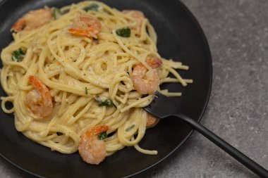 Leziz spagetti karides, krema sos ve peynir - İtalyan gıda tarzı